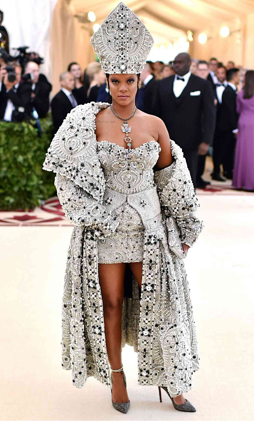 Rihanna au Met Gala 2018 portant une tenue inspirée du pape, brodée de perles, avec une tiare incrustée de bijoux