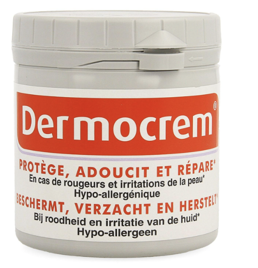Tube de crème pour bébé Dermocream posé sur un comptoir de salle de bain