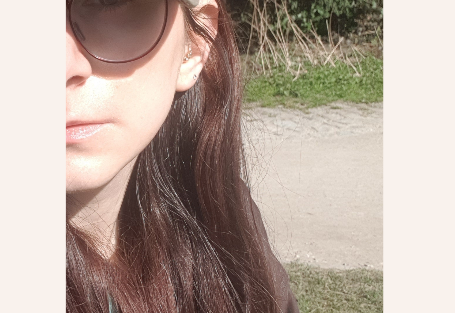 Application de la crème solaire SUNdance 50 SPF sur le visage, montrant une finition brillante